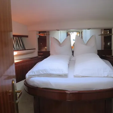 Ботель Yacht Summertime 3 Bedrooms *