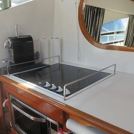 Ботель Yacht Summertime 3 Bedrooms Ментона