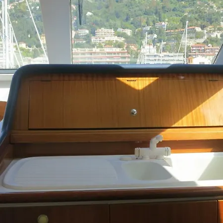 Ботель Yacht Summertime 3 Bedrooms Ментона