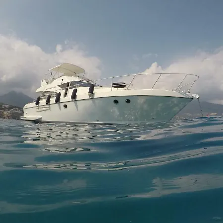 Ботель Yacht Summertime 3 Bedrooms Ментона